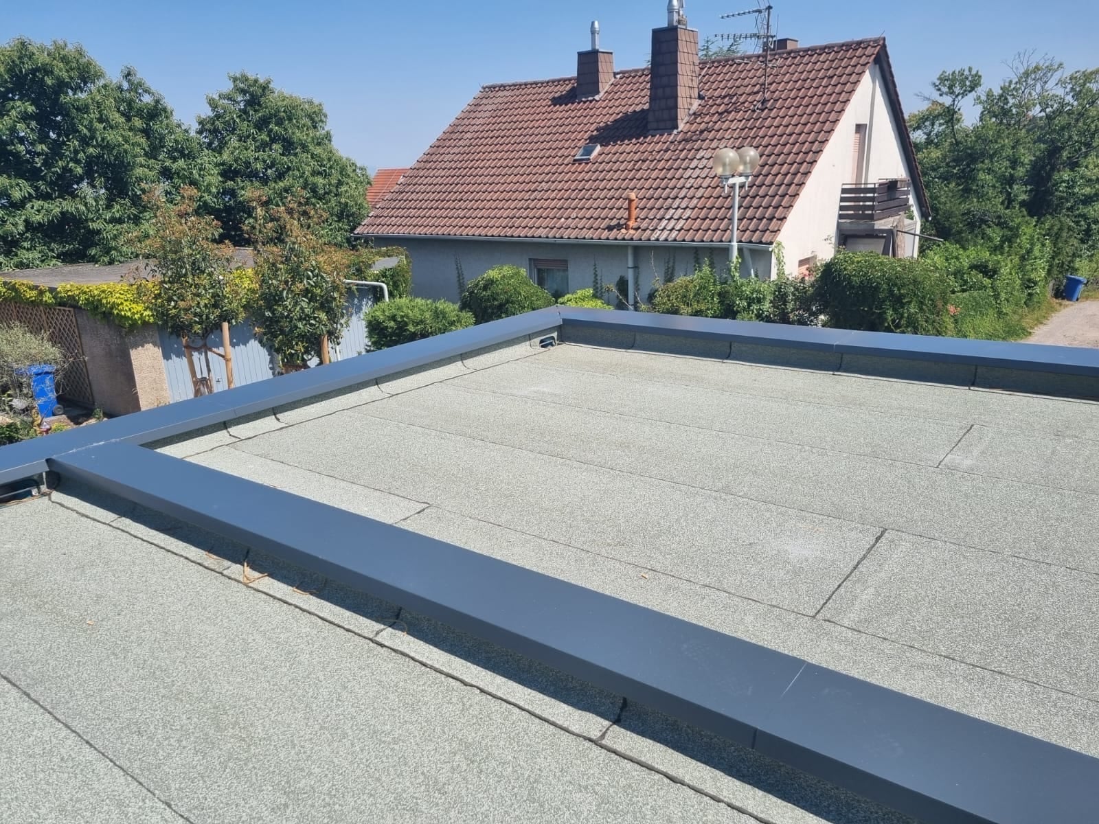 Fertig sanierte Flachdach-Fläche mit neuer Attika